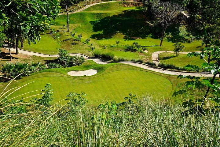 Roatan Golf Day at The Black Iguana: Challenging Par-3 Course Near West Bay Beach photo 2