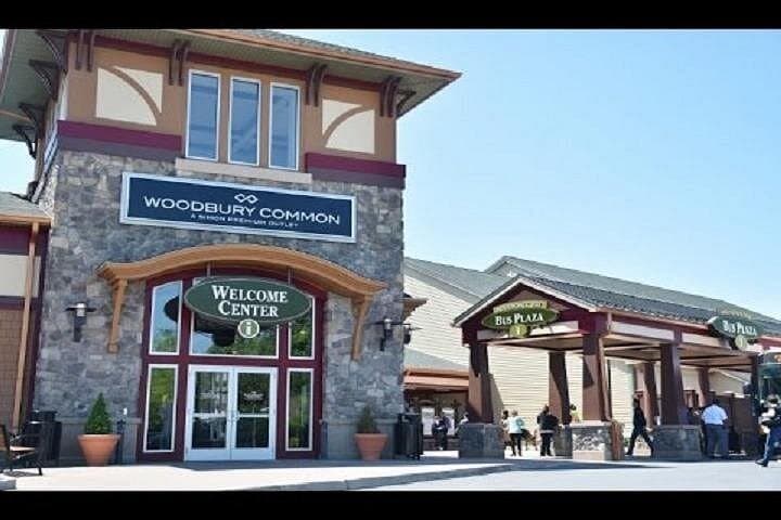 Private Limousine Round-Trip to Woodbury Common Premium Outlets from NYC photo 4