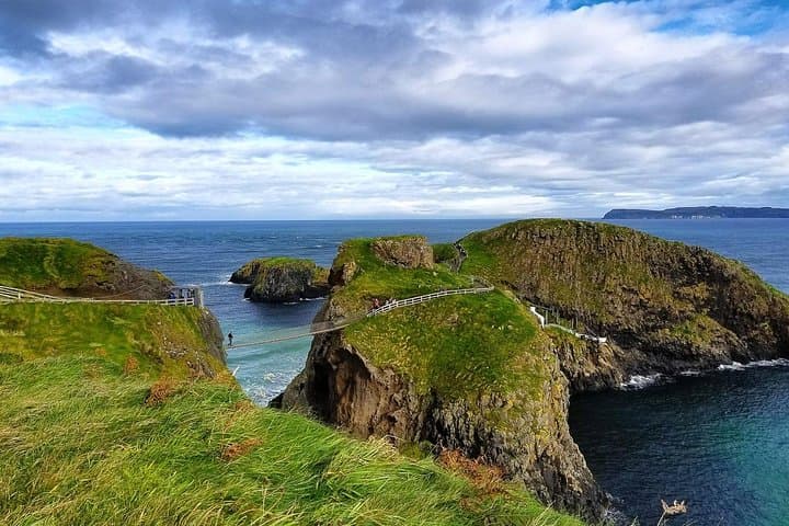 Dublin to Giant's Causeway and Belfast: Full-Day Rail & Coach Tour