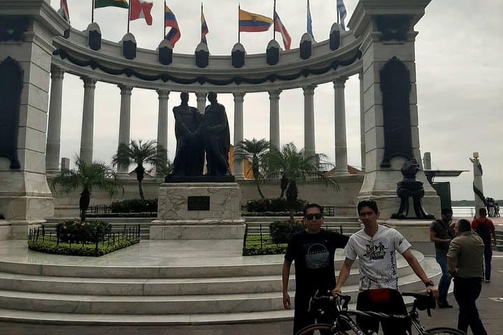 Guayaquil Walking Tour — Malecón, Iguana Park & Santa Ana Hill photo 3