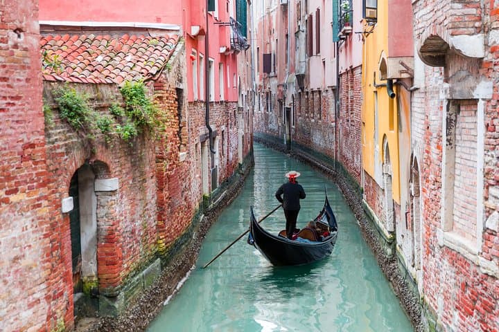 Venice Gondola Experience — 30‑Minute Classic Canal Ride photo 2