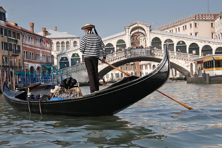 Venice Gondola Experience — 30‑Minute Classic Canal Ride photo 3