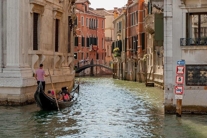 Venice Gondola Experience — 30‑Minute Classic Canal Ride photo 4