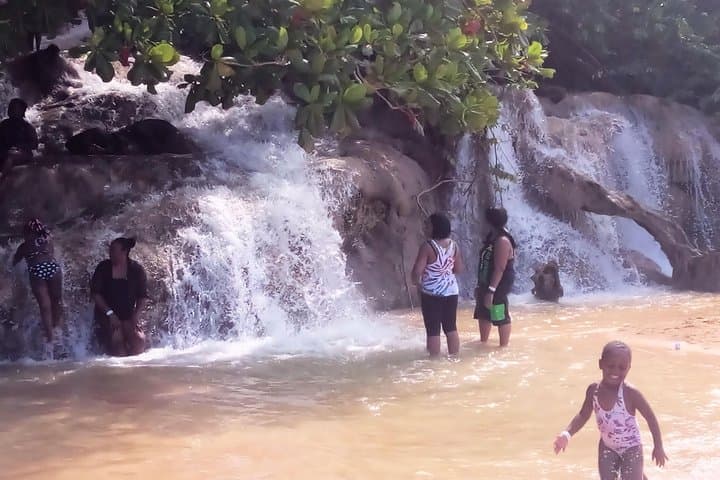 Climb Dunn's River Falls & Explore Ocho Rios — Practical Guide to Jamaica's Waterfall Adventure photo 5