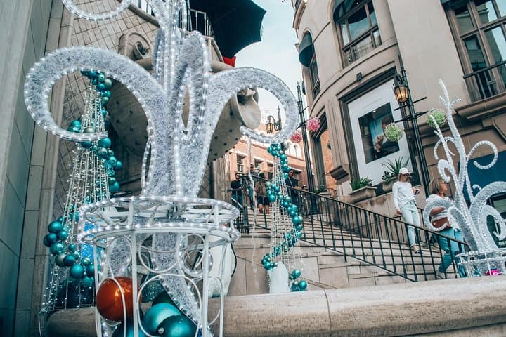 Beverly Hills Christmas Lights Private Tour with Coffee & Dessert photo 6