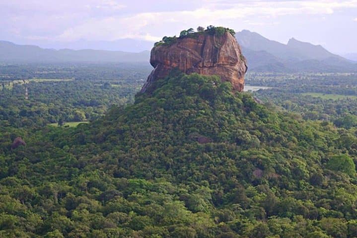 Kandy & Sigiriya 3-Day Private Tour from Hikkaduwa: Temple, Rock Fortress & Elephant Safari