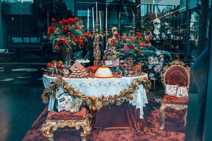 Beverly Hills Christmas Lights Private Tour with Coffee & Dessert photo 5