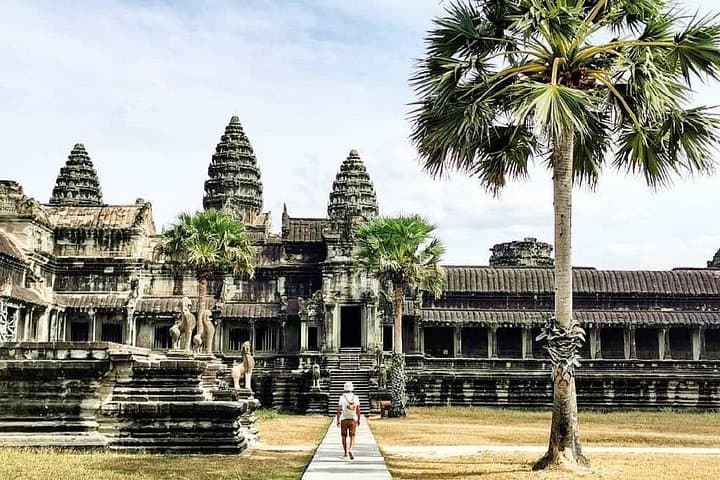 Private Full-Day Angkor Tour: Bayon, Ta Prohm, Angkor Wat & Sunset at Bakheng photo 3
