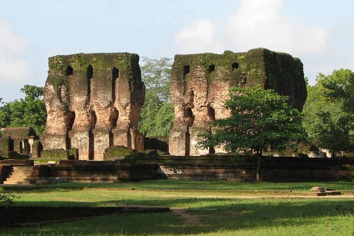 Exploring Polonnaruwa: Day Excursion to Sri Lanka's Ancient City photo 2