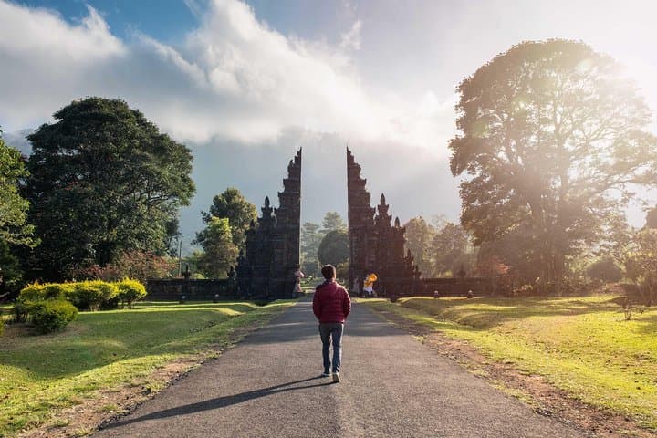 Bali Twin Lakes Trek: Handara Gate & Ulun Danu Bratan Full-Day Adventure photo 2