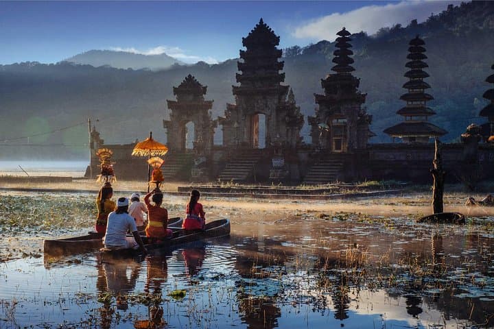 Bali Twin Lakes Trek: Handara Gate & Ulun Danu Bratan Full-Day Adventure photo 4