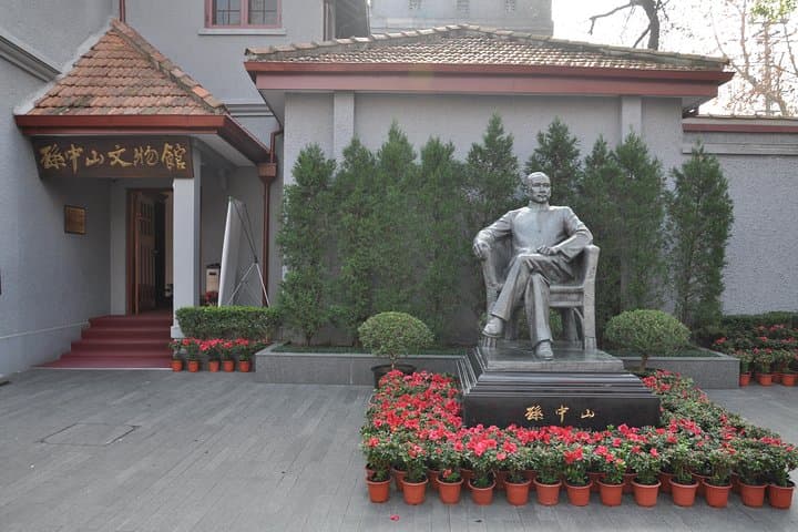 Shanghai Private City Tour: Bund, French Concession, Xintiandi & Oriental Pearl Tower Dinner photo 4