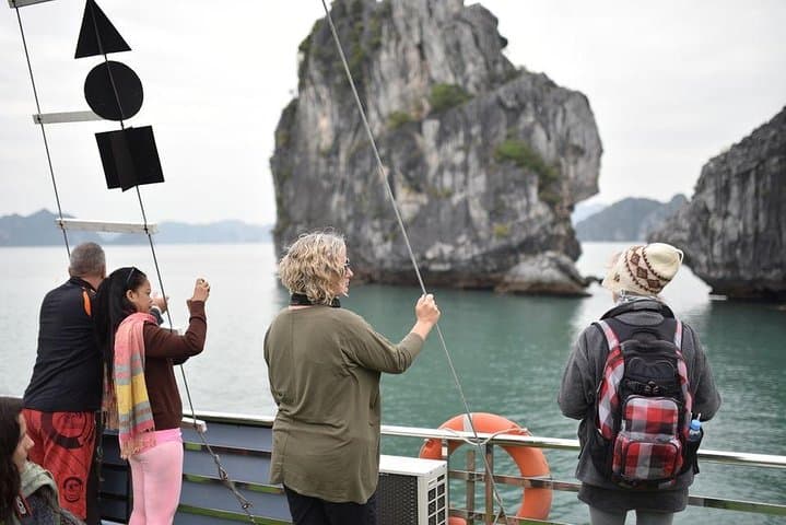 Halong Bay Deluxe Day Cruise with Private Expressway Transfer