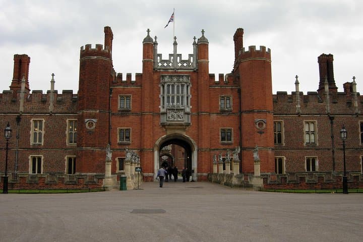 Private Hampton Court Palace Tour from London — Henry VIII State Apartments & Tudor Kitchens
