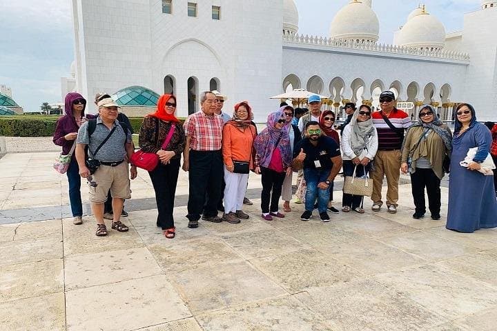 Full-Day Abu Dhabi from Dubai: Sheikh Zayed, Corniche, Heritage Village & More photo 2