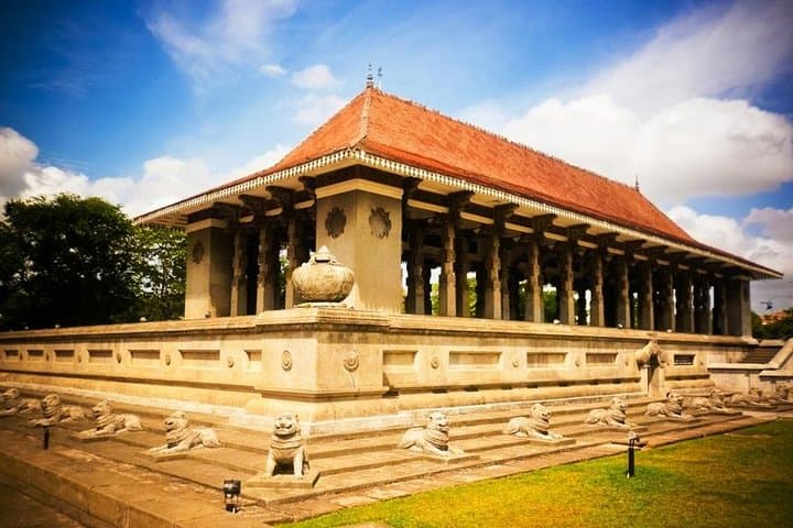 Half-Day Colombo Private City Tour: Seema Malaka, Dutch Hospital & Independence Square photo 3