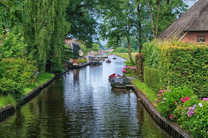 Tulips & Canals: Private Day Trip to the Dutch Flower Fields and Giethoorn from Amsterdam photo 6