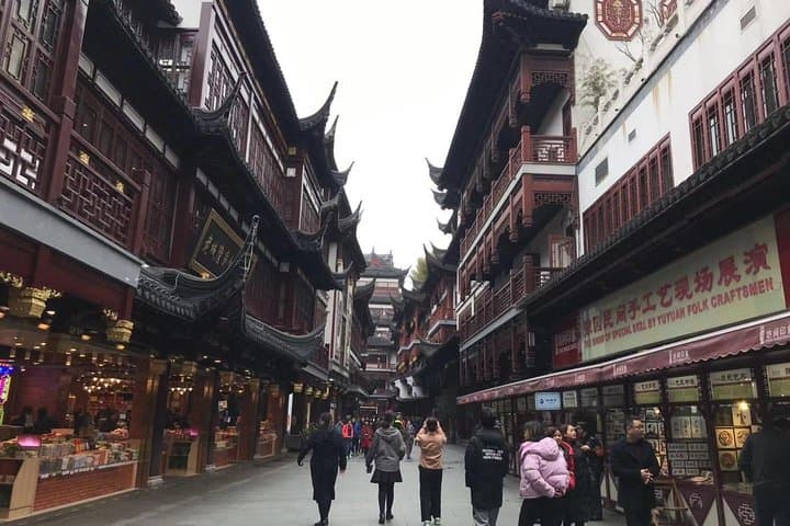 Full-Day Shanghai Private Tour: Jewish Refugees Museum, The Bund, Yu Garden & Sunset at Shanghai Tower photo 4