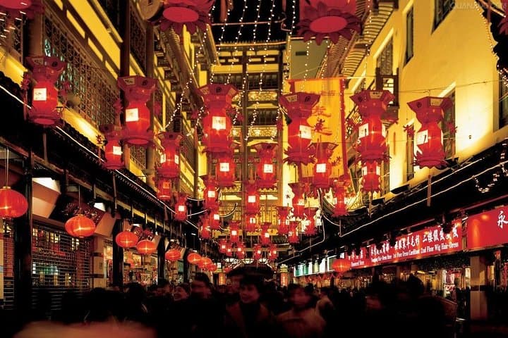 Shanghai Layover Essentials: Bund, Oriental Pearl Tower & Xiaolongbao Lunch