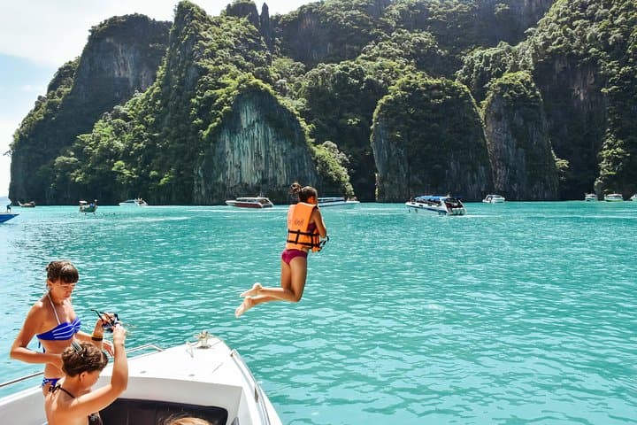12 Islands Overnight Tour from Phuket — Phi Phi, James Bond & Maya Bay Adventure photo 3