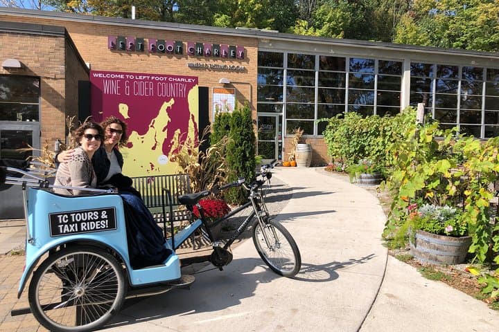 Traverse City Pedicab Rickshaw Tour: 60-Minute Orientation of Downtown & Bay photo 5