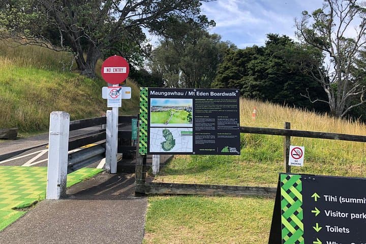 Auckland to Rotorua 2-Day Tour: Waitomo Glowworm Caves, Hobbiton & Te Puia photo 3