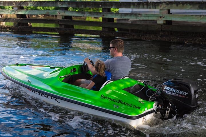 Mini Powerboat Rental on Tampa Riverwalk: 1-Hour Two-Person Adventure photo 4