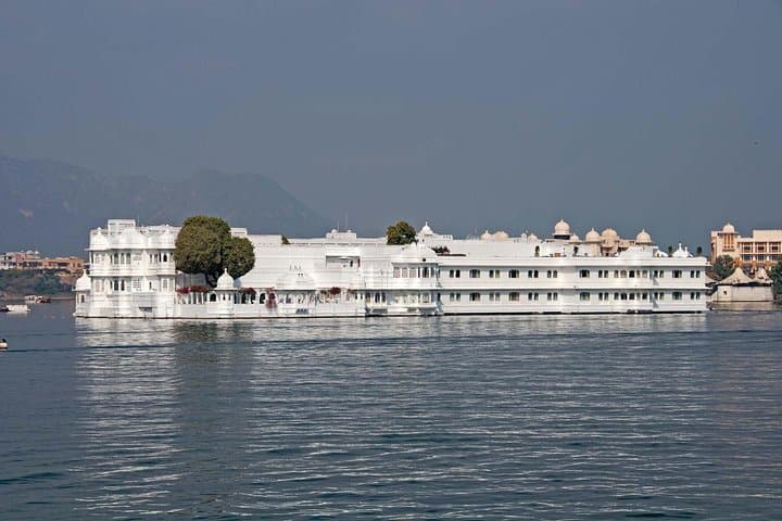 Udaipur Highlights and Lake Pichola Boat Ride — Private Half‑Day City Tour