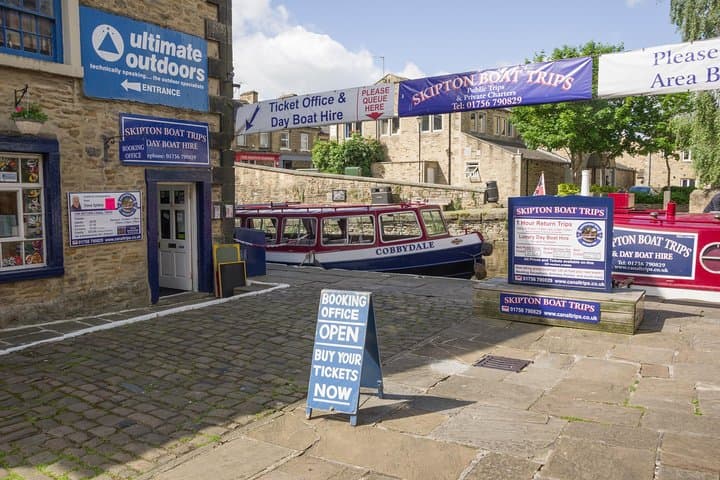 Day Boat Hire on the Leeds & Liverpool Canal — Skipton Day Boats photo 5