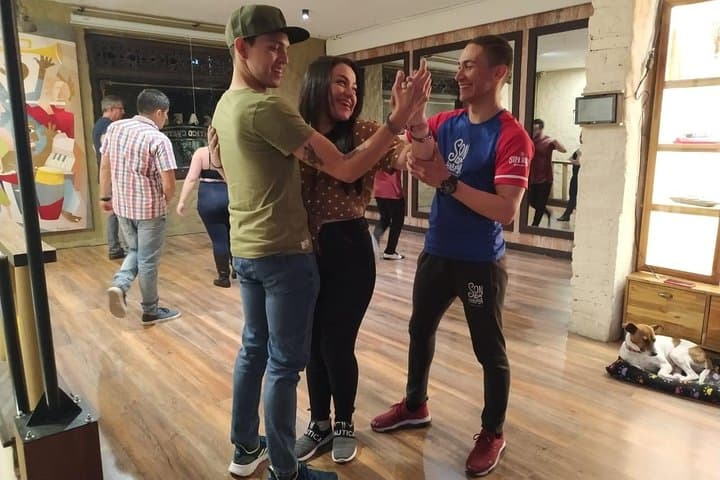 Bogotá Salsa and Latin Dance Class: 90-Minute Lesson at Without Visa photo 2