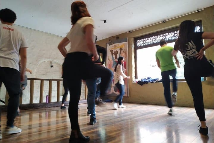 Bogotá Salsa and Latin Dance Class: 90-Minute Lesson at Without Visa photo 3