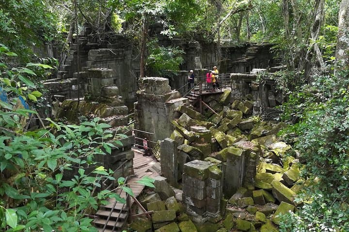 Banteay Srey to Kampong Phluk: Siem Reap's Remote Temple & Floating Village Day Tour