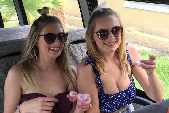 Bahamian Beverages & Bites: Nassau Pub Crawl and Local Food Tour