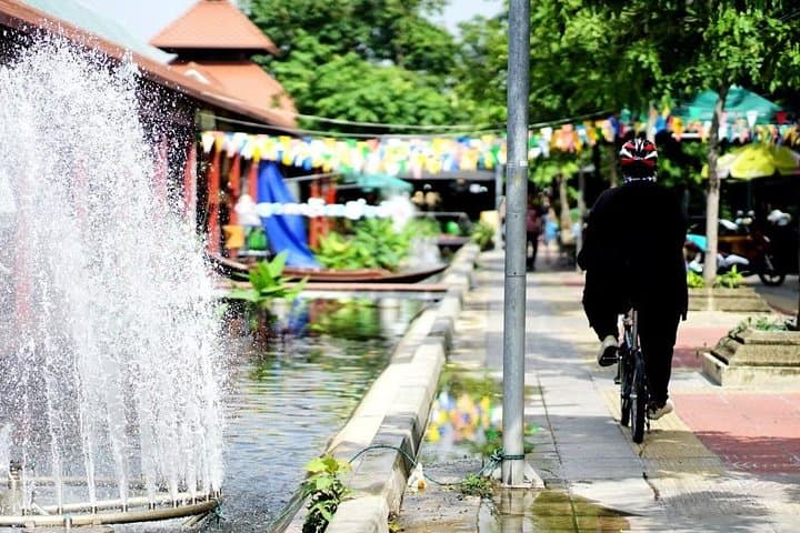 Cycling Bangkok’s Thonburi: Ride to Two Iconic Floating Markets photo 3