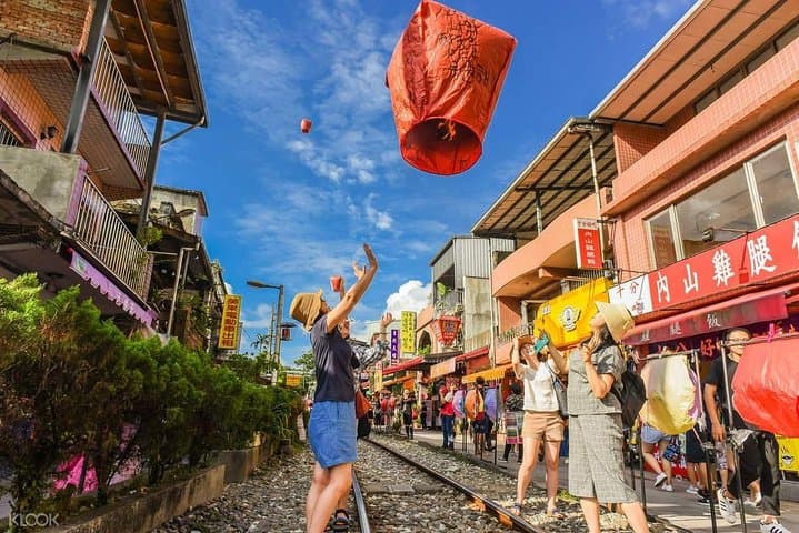 Pingxi Sky Lantern Experience: Shifen Old Street & Waterfall Morning Tour photo 4