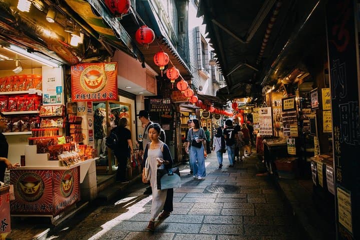 Taipei Private Local Host: Half-Day Highlights & Hidden Gems Walk photo 2