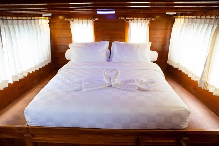 2-Day Private Komodo Boat Tour: Padar, Pink Beach & Komodo Dragons