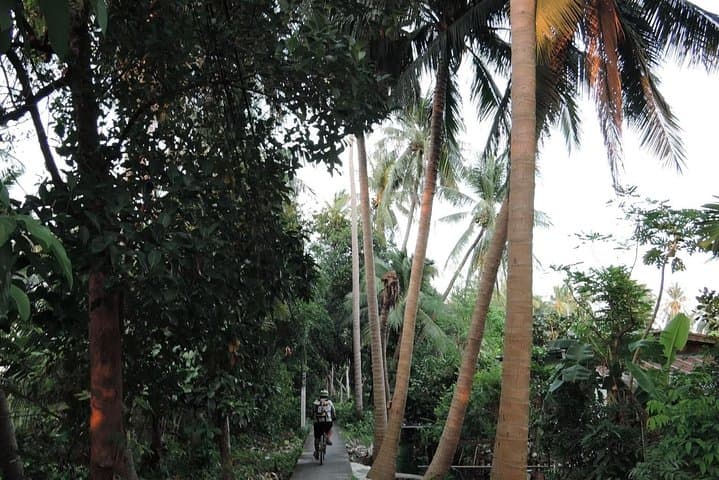 Bangwa Canal Cycle & Floating Market Ride — Bangkok Soft-Adventure Bike Tour photo 4