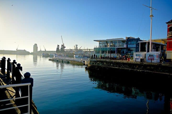 V&A Waterfront & Historic City Walking Tour — Cape Town Harbor, Museums & Table Mountain
