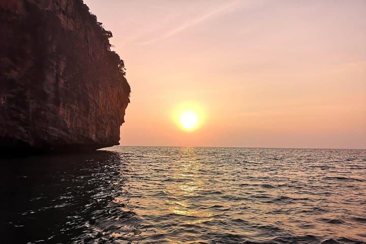 Phi Phi Islands Sunset Speedboat Tour: Snorkel Maya Bay & Bioluminescent Plankton