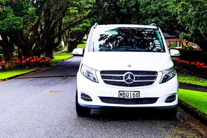 Auckland Luxury Airport Transfers: Private Chauffeur Service to North Shore photo 3