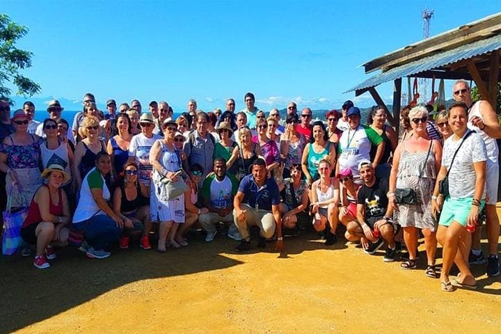 Roatán Fun Bus: West Island Sightseeing, Chocolate & Rum Tasting