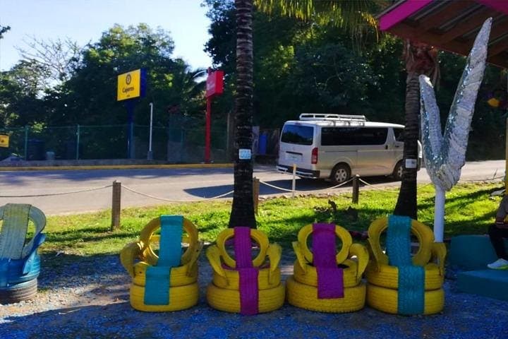 Roatán Fun Bus: West Island Sightseeing, Chocolate & Rum Tasting photo 2