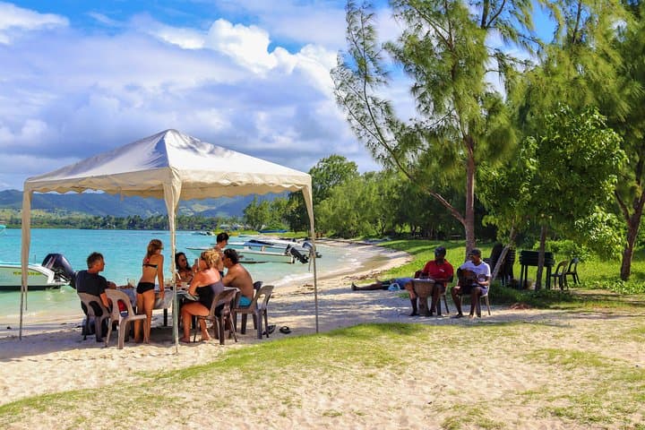 5-Islands Speedboat Cruise & Snorkeling from Trou d'Eau Douce: Blue Bay to Ile aux Cerfs photo 5