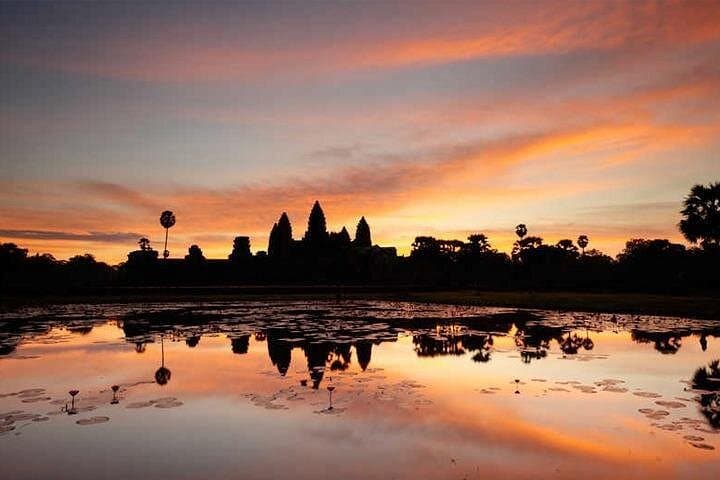 Angkor Wat Sunrise Tour from Siem Reap: Bayon, Ta Prohm & Angkor Thom photo 3