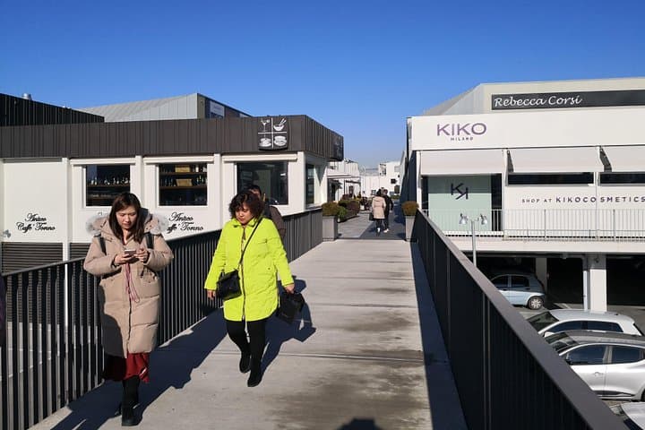 Chauffeured Luxury Transfer to The Mall Outlet in Reggello from Florence photo 6