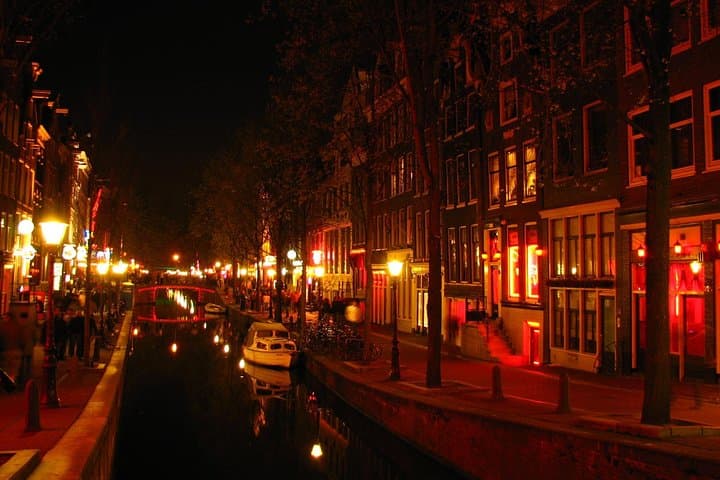 Red Light District Walking Tour and Canal Cruise: History, Culture & Practical Tips photo 2