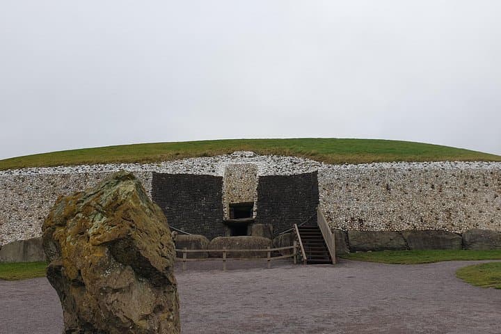 Exploring Newgrange: Day Trip to Brú na Bóinne and the Boyne Battlefield