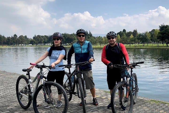 Pedaling Bogotá: Simon Bolívar Park to Virgilio Barco Library Bike Tour photo 4