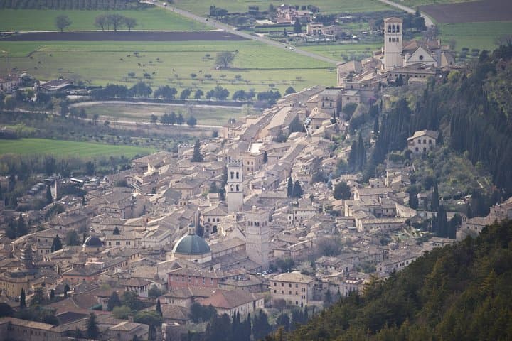 Assisi Day Tour & Eremo delle Carceri Hike — Basilica, Umbrian Lunch, Mount Subasio Views